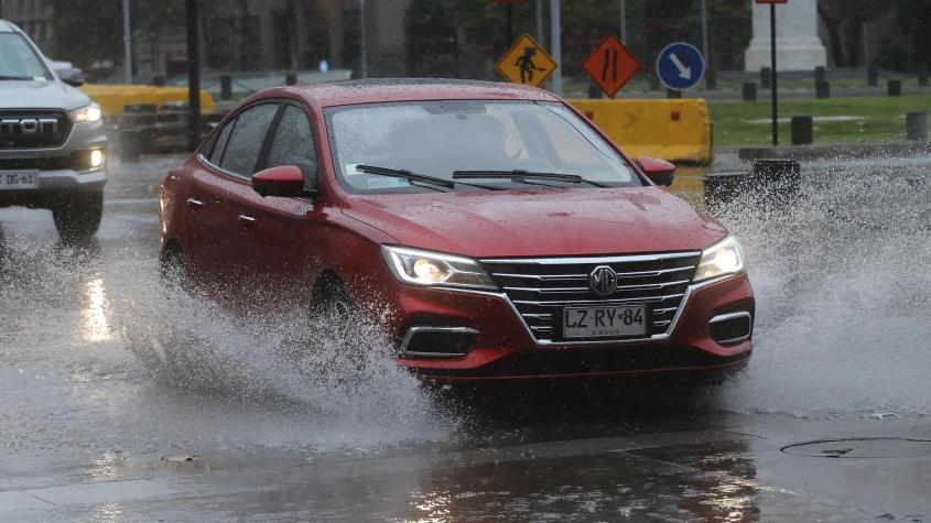 Inundaciones, calles anegadas y autos atrapados en primera jornada de precipitaciones