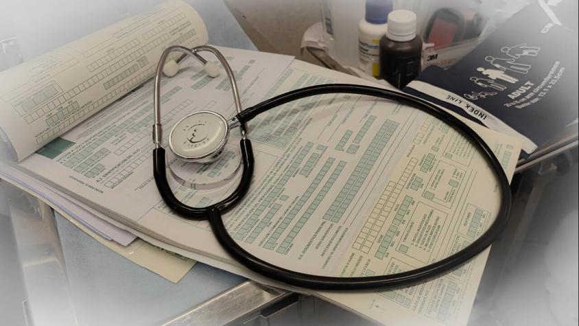 Condenan a doctor boliviano a pagar más de $240 millones al fisco por emitir licencias médicas falsas