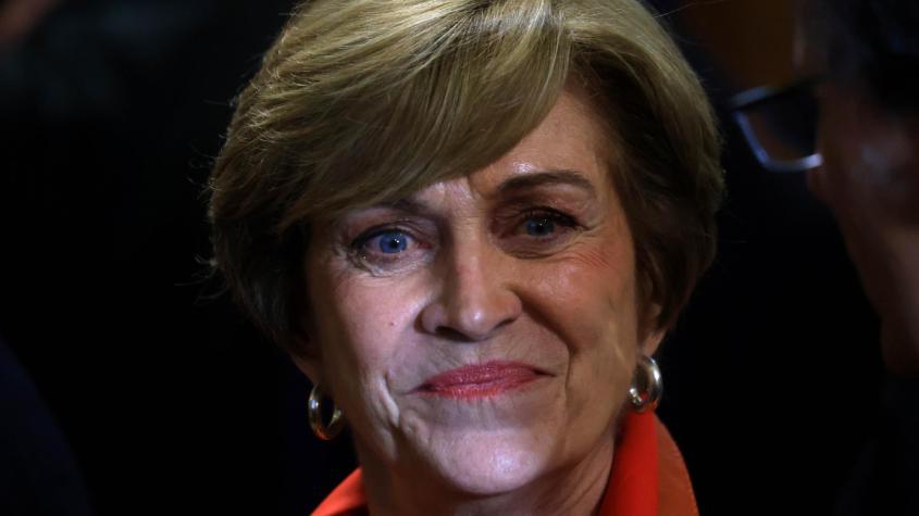 "Esto no es que me estén derrumbando": Matthei desdramatiza remoción de sus voceros "Esto no es que me estén derrumbando": Matthei desdramatiza remoción de sus voceros