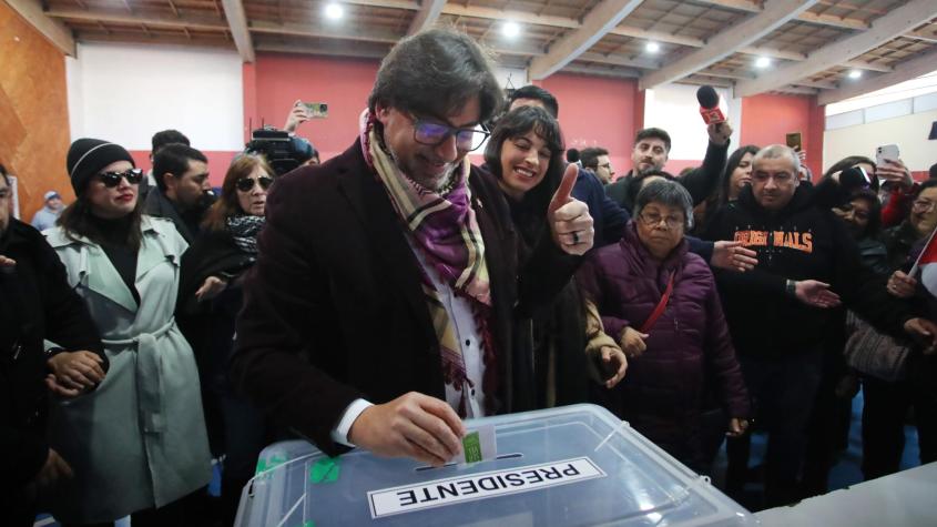 La tensa votación de Daniel Jadue: adherentes tuvieron altercado con la prensa La tensa votación de Daniel Jadue: adherentes tuvieron altercado con la prensa