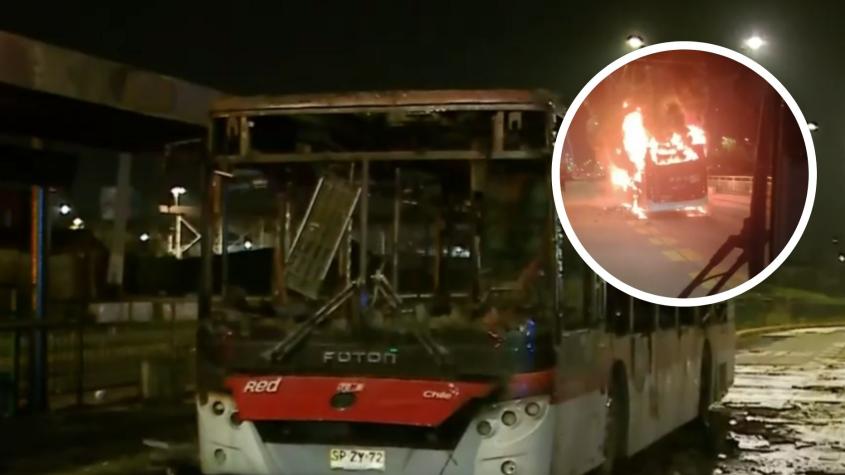 Queman bus RED en Pedro Aguirre Cerda: encontraron panfletos con mensajes anarquistas en el lugar