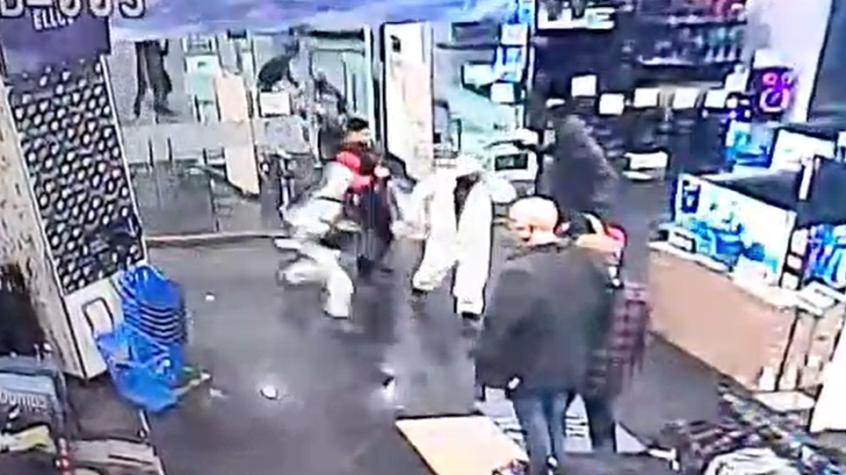 VIDEO | Armados y reduciendo a los guardias: cámaras captan el violento asalto a tienda en Valparaíso
