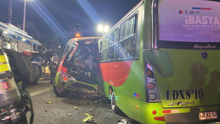 Al menos dos muertos tras colisión frontal de dos microbuses en Valparaíso Al menos dos muertos tras colisión frontal de dos microbuses en Valparaíso