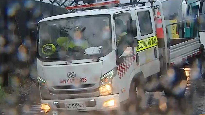 De acudir a una emergencia a provocar otra: insólito accidente de camión de seguridad vial por zanja en Ruta 68 De acudir a una emergencia a provocar otra: insólito accidente de camión de seguridad vial por zanja en Ruta 68
