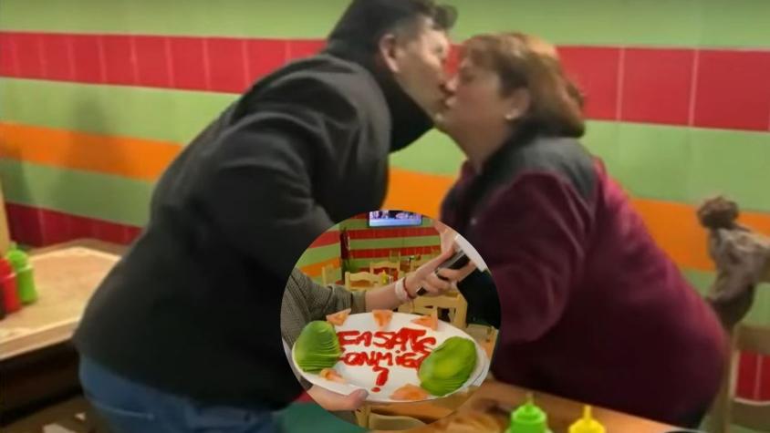 No hay mejor manera: pareja es viral tras pedir matrimonio en un local de completos No hay mejor manera: pareja es viral tras pedir matrimonio en un local de completos