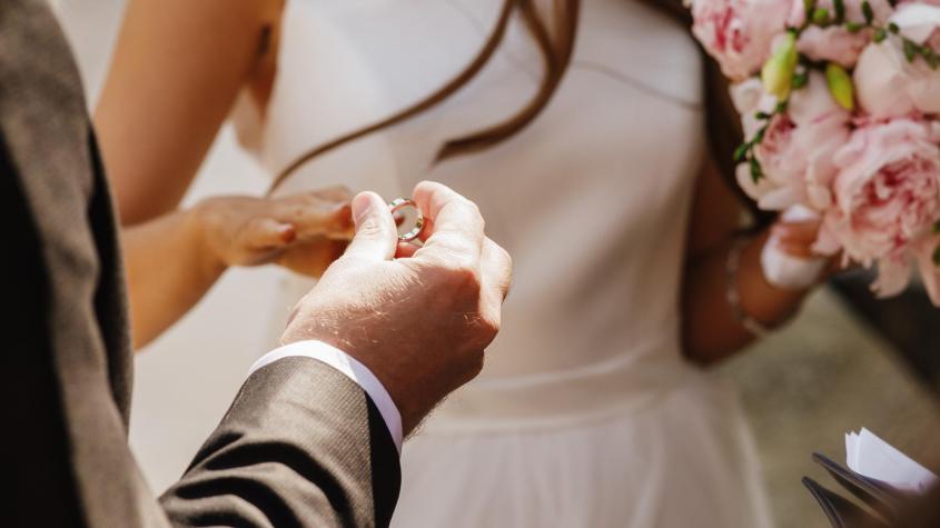 Una novia es asesinada a tiros en Francia al salir de su matrimonio