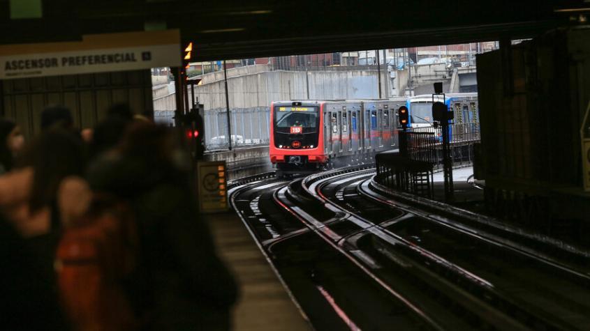 Trenes operan con velocidad reducida: Revisa el estado del Metro de Santiago en medio de la lluvia