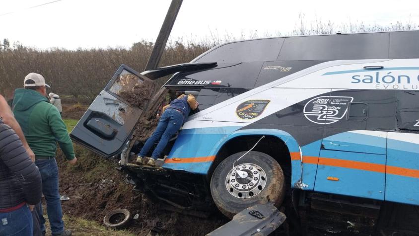 Al menos un muerto tras accidente en Ñiquén: Bus de pasajeros chocó con vehículo y terminó volcado