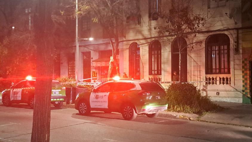 Cayeron desde el segundo piso de una vivienda: Violenta discusión terminó con un fallecido y un herido en Santiago 
