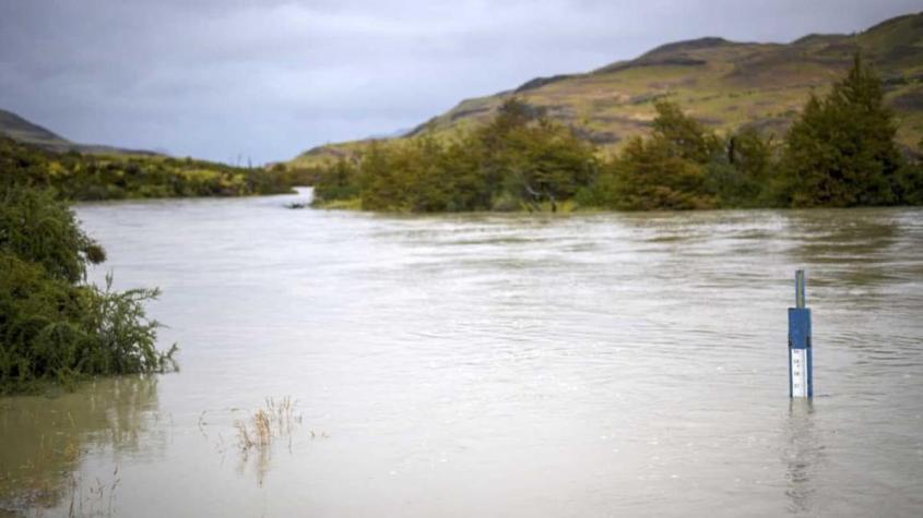 Seis familias aisladas por desborde del Río Blanco en Aysén Seis familias aisladas por desborde del Río Blanco en Aysén