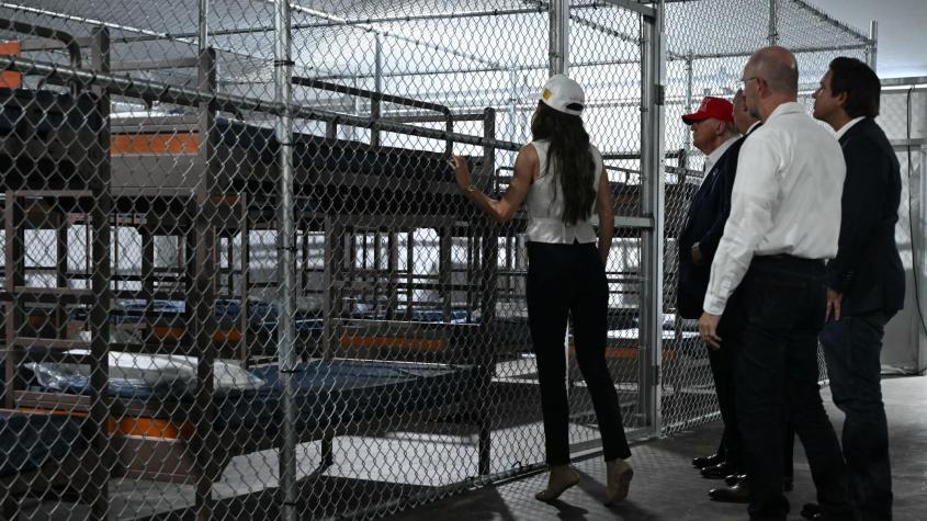 Así es la nueva cárcel de Alcatraz inaugurada por Trump: rodeada de serpientes y caimanes albergaría a migrantes