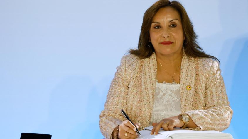 Polémica en Perú: Presidenta Dina Boluarte se duplica el sueldo en medio de desaprobación histórica