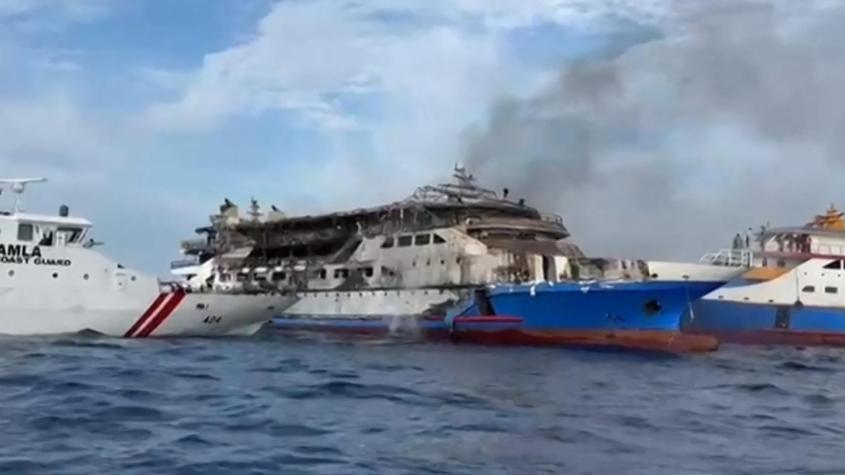 VIDEO | Así fue el dramático incendio de un ferry en Indonesia: 5 turistas murieron