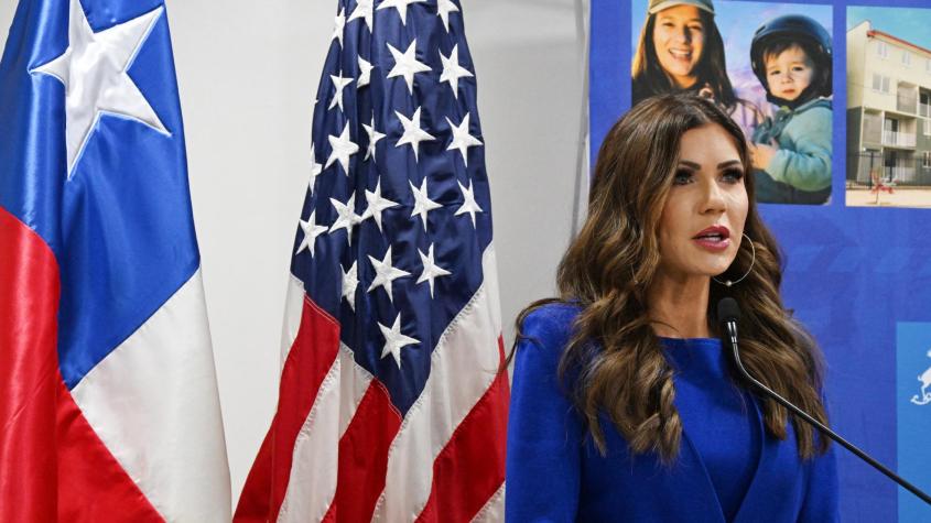 Asado en Buenos Aires y frialdad en La Moneda: El trato dispar que dio la secretaria de Seguridad de Trump a Chile y Argentina Asado en Buenos Aires y frialdad en La Moneda: El trato dispar que dio la secretaria de Seguridad de Trump a Chile y Argentina