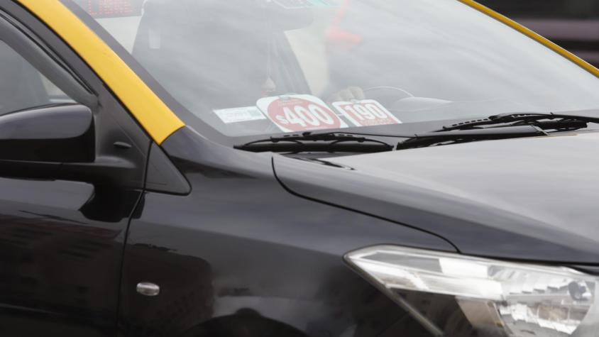 Taxista ilegal cobró $2,5 millones a turistas brasileños desde el Aeropuerto de Santiago: la carrera costaba $25 mil Taxista ilegal cobró $2,5 millones a turistas brasileños desde el Aeropuerto de Santiago: la carrera costaba $25 mil