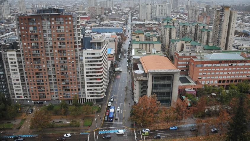 Mujer desata caos en edificio de Santiago: Mordió a conserje y dio puñetazo en la cara a carabinera tras discusión con su pareja Mujer desata caos en edificio de Santiago: Mordió a conserje y dio puñetazo en la cara a carabinera tras discusión con su pareja