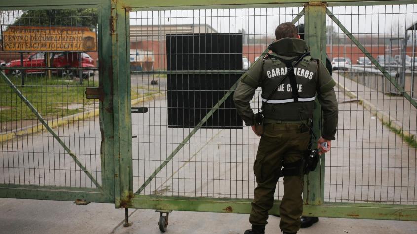Casi tres mil funcionarios de Carabineros, Gendarmería, PDI y Fuerzas Armadas viajaron fuera de Chile con licencia médica Casi tres mil funcionarios de Carabineros, Gendarmería, PDI y Fuerzas Armadas viajaron fuera de Chile con licencia médica
