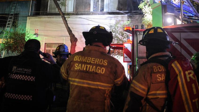 Bomberos de Valdivia recibieron amenazas de ser baleados mientras combatían incendio Bomberos de Valdivia recibieron amenazas de ser baleados mientras combatían incendio