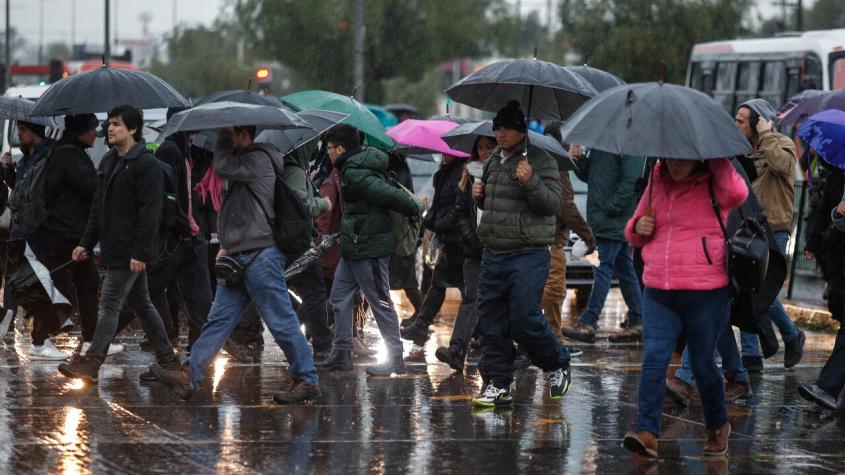 Lluvia podría traer tormentas eléctricas: A qué hora inician las precipitaciones este jueves en Santiago Lluvia podría traer tormentas eléctricas: A qué hora inician las precipitaciones este jueves en Santiago