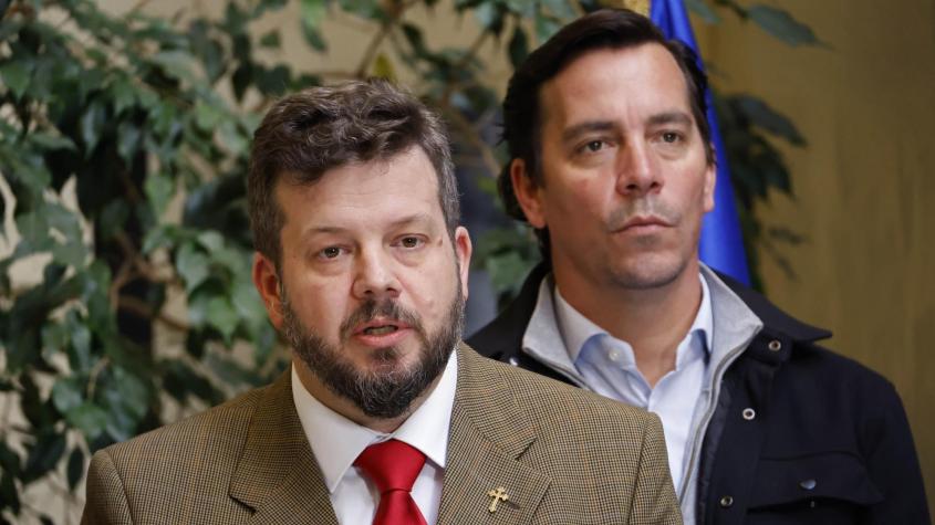 PC y AH denuncian al partido de Kaiser ante el Servel: solicitan amonestación, o incluso su "suspensión o disolución" PC y AH denuncian al partido de Kaiser ante el Servel: solicitan amonestación, o incluso su "suspensión o disolución"