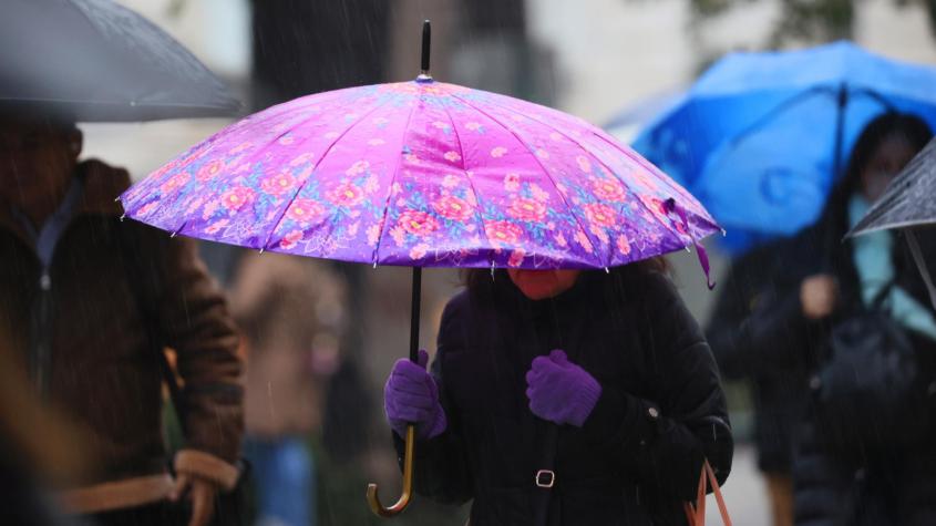 ¿Regresa la lluvia a Santiago?: Nuevo sistema frontal se aproxima a la zona central