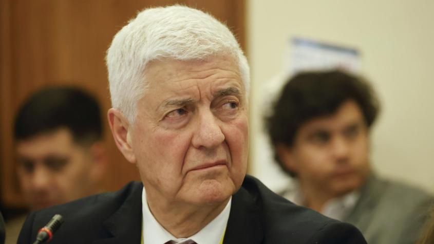 Parlamentarios piden salida del director del SII, pero él manifiesta su "ánimo" de completar los tres años en el cargo Parlamentarios piden salida del director del SII, pero él manifiesta su "ánimo" de completar los tres años en el cargo