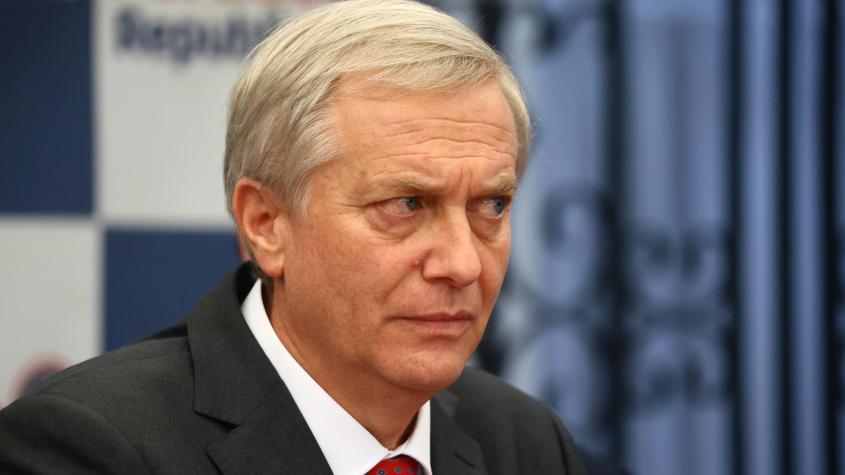 Adherentes de Jara abuchean e insultan a Kast en previa a debate presidencial en Frutillar