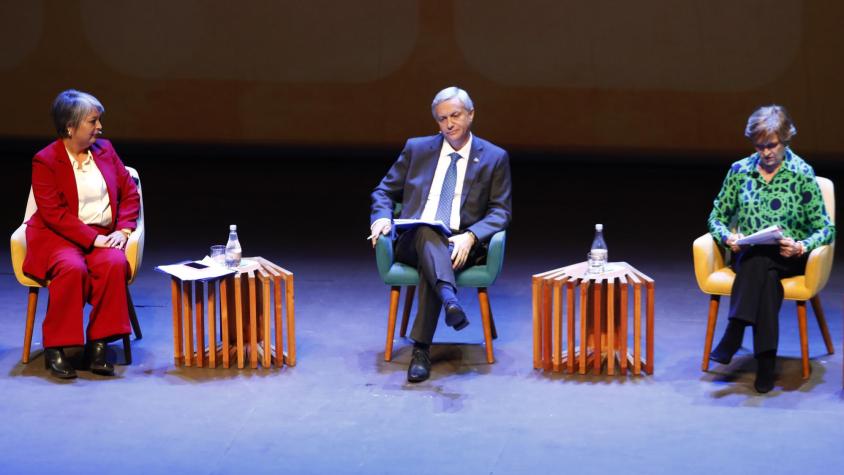 Debate presidencial en Frutillar enfrenta a Jara y Kast por medidas en materia económica