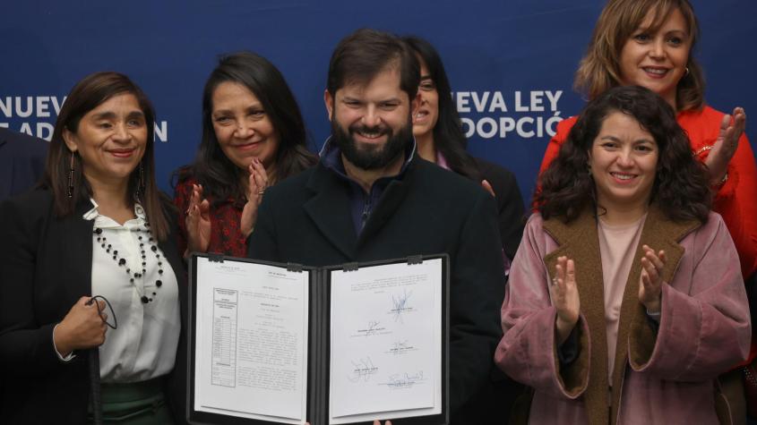 Con el foco en amparar los derechos de niños y niñas : Los cambios que trae la nueva Ley de Adopción que promulgó el Presidente Boric