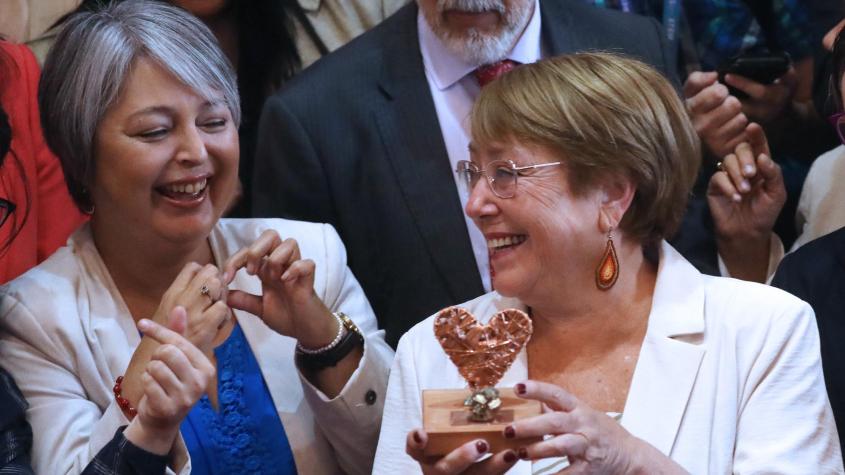 "Es clave la unidad": El llamado de la expresidenta Bachelet tras reunirse con Jeannette Jara "Es clave la unidad": El llamado de la expresidenta Bachelet tras reunirse con Jeannette Jara
