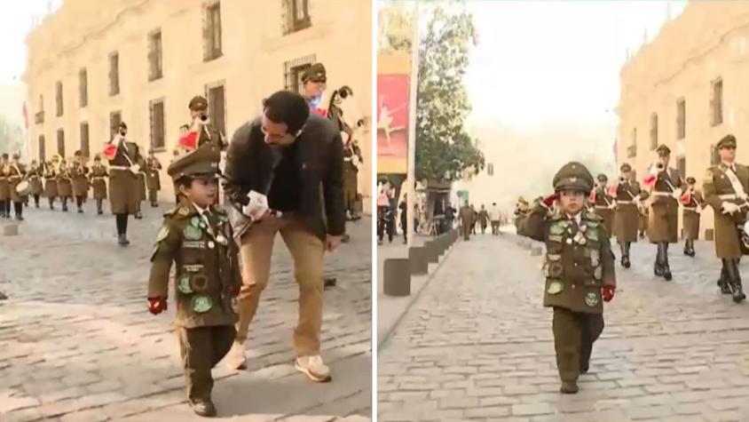 Niño saca aplausos al desfilar vestido de carabinero: “Como extranjero me siento orgulloso de la institución”