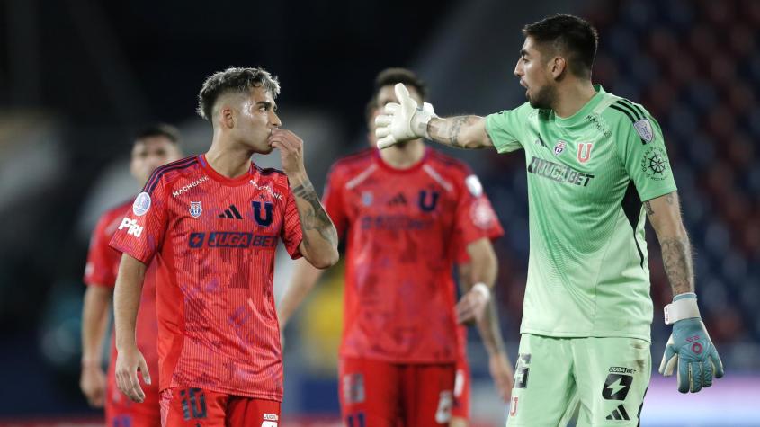 "¡Hay que sentarlo en la banca!": Hinchas de la U apuntaron a un jugador en derrota ante Guaraní "¡Hay que sentarlo en la banca!": Hinchas de la U apuntaron a un jugador en derrota ante Guaraní