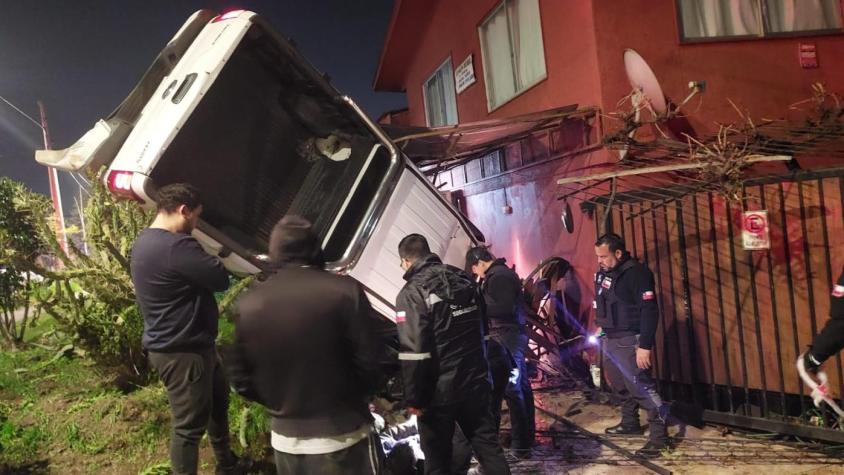 ¡Impactante! Auto queda incrustado en la reja de una vivienda: su conductor habría estado drogado