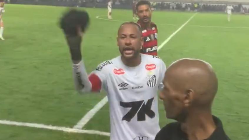 VIDEO | Casi se van a las manos: Neymar se enfrenta a hincha de Santos en pleno partido en Brasil