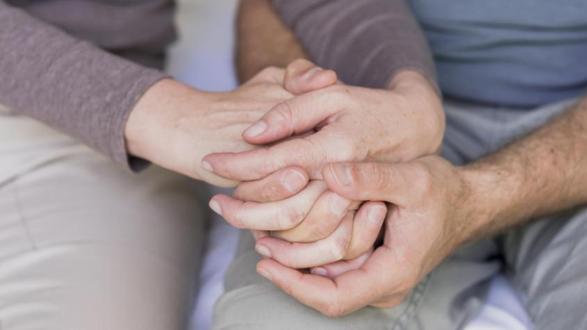 Parkinson, la enfermedad silenciosa que afecta a más de 30 mil personas en Chile: ¿A qué síntomas estar alerta?