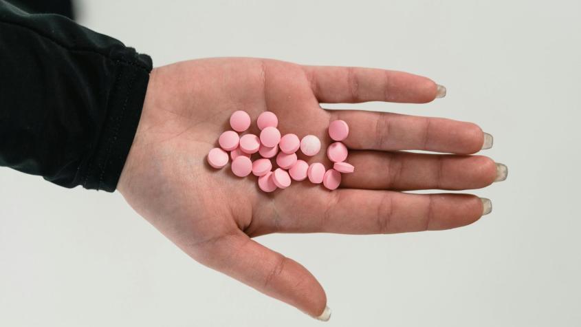 Creciente amenaza de drogas sintéticas en Chile: especialista advierte sobre 3 factores que las vuelven 