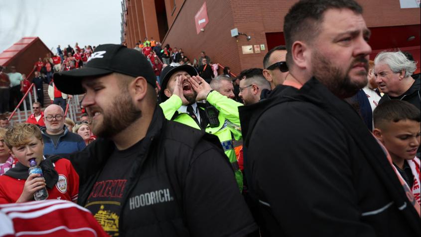 Alarma en Inglaterra: Desalojan tribuna del estadio del Liverpool a una hora del partido ante el Athletic de Bilbao Alarma en Inglaterra: Desalojan tribuna del estadio del Liverpool a una hora del partido ante el Athletic de Bilbao