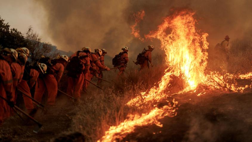 Evacúan a miles de personas por incendio forestal en Los Ángeles