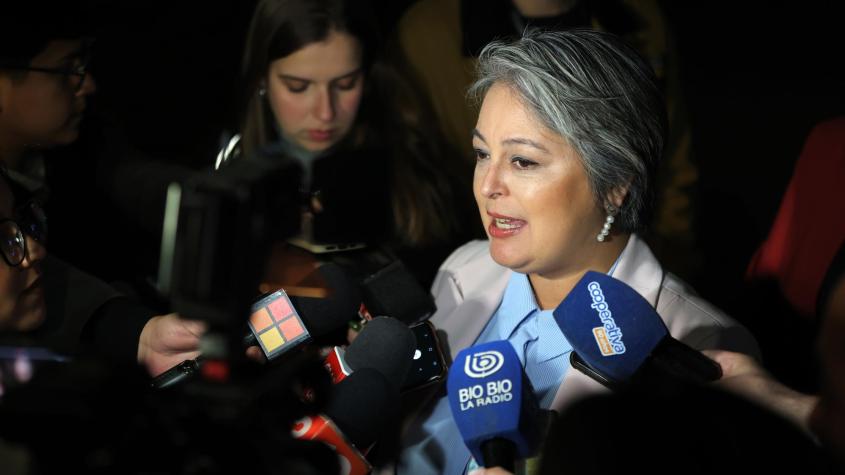 Jara critica idea de Kast de reducir impuestos y sacar a "operadores políticos": "Ni aunque despidieran al Estado completo" Jara critica idea de Kast de reducir impuestos y sacar a "operadores políticos": "Ni aunque despidieran al Estado completo"