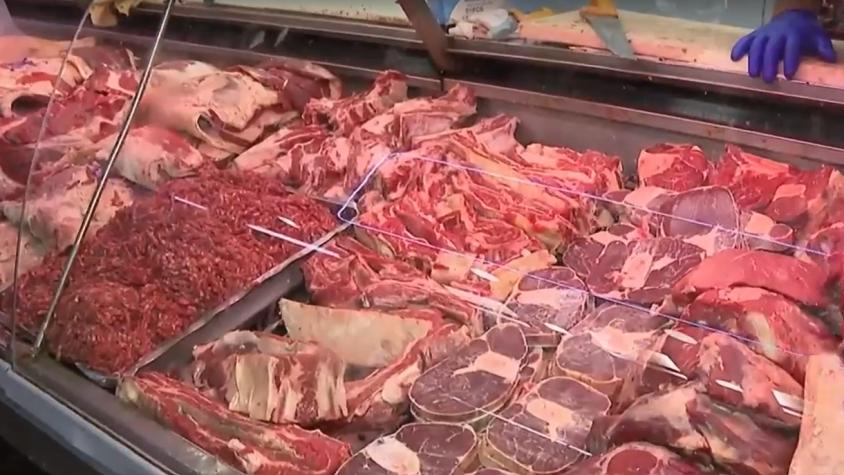 A un mes de fiestas patrias: SAG restringe importación de carne