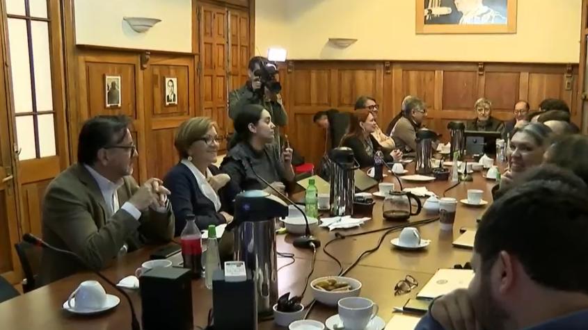Contra el tiempo: Partidos políticos cierran sus pactos parlamentarios Contra el tiempo: Partidos políticos cierran sus pactos parlamentarios