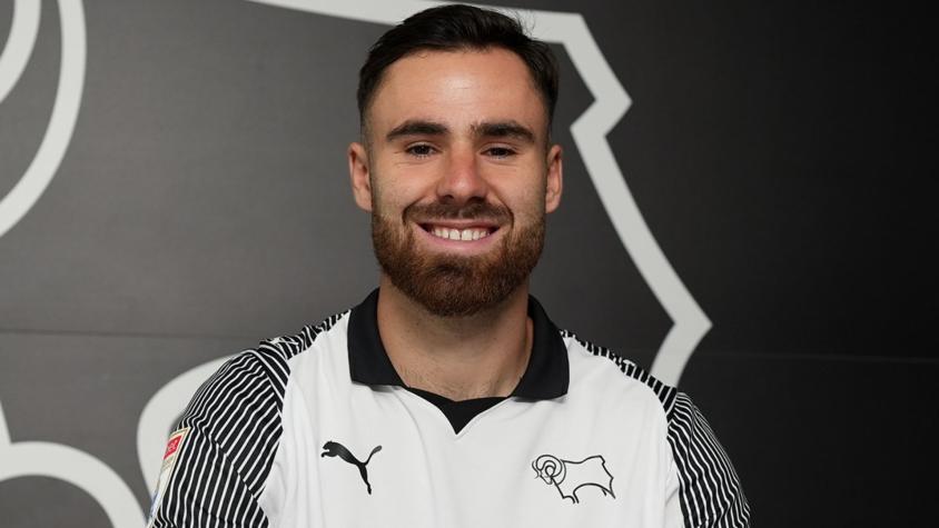 Ben Brereton Díaz deja Southampton y ficha por el Derby County