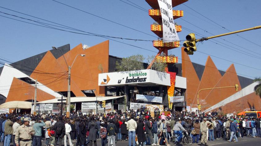 El día en que 365 personas murieron en incendio de supermercado en Paraguay: cerraron puertas para que clientes no se fueran sin pagar