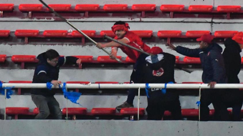 Desnudados y ensangrentados: Se reportan brutales agresiones a hinchas de Universidad de Chile en Argentina