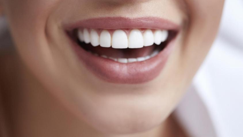 5 alimentos que no sabías que sirven para limpiar tus dientes 