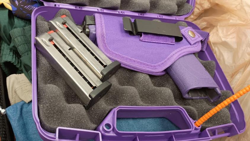 Detienen a dos mujeres estadounidenses en Aeropuerto de Santiago: Llevaban pistolas y marihuana