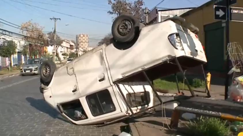 Camión se volcó en centro de Santiago: conductor no respetó luz roja y chocó contra otro auto