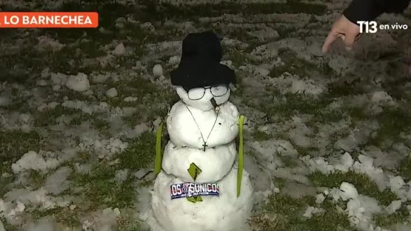 Transeúntes disfrutan de la nieve en la región Metropolitana