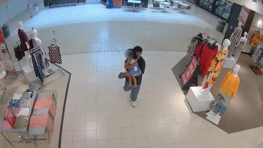 Video muestra el momento exacto en que hombre secuestra a una niña en un centro comercial en EE.UU. Video muestra el momento exacto en que hombre secuestra a una niña en un centro comercial en EE.UU.