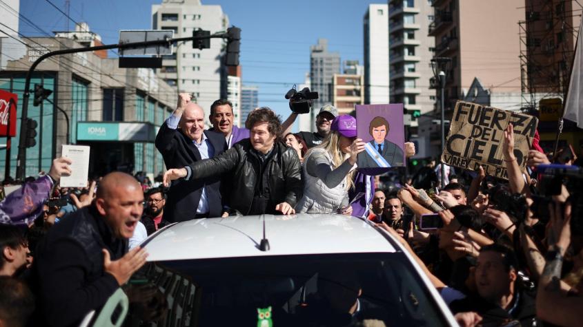 Atacan caravana de Javier Milei en Argentina: Presidente tuvo que ser evacuado